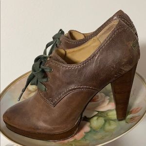 FRYE OXFORD HEELS SZ 9.5